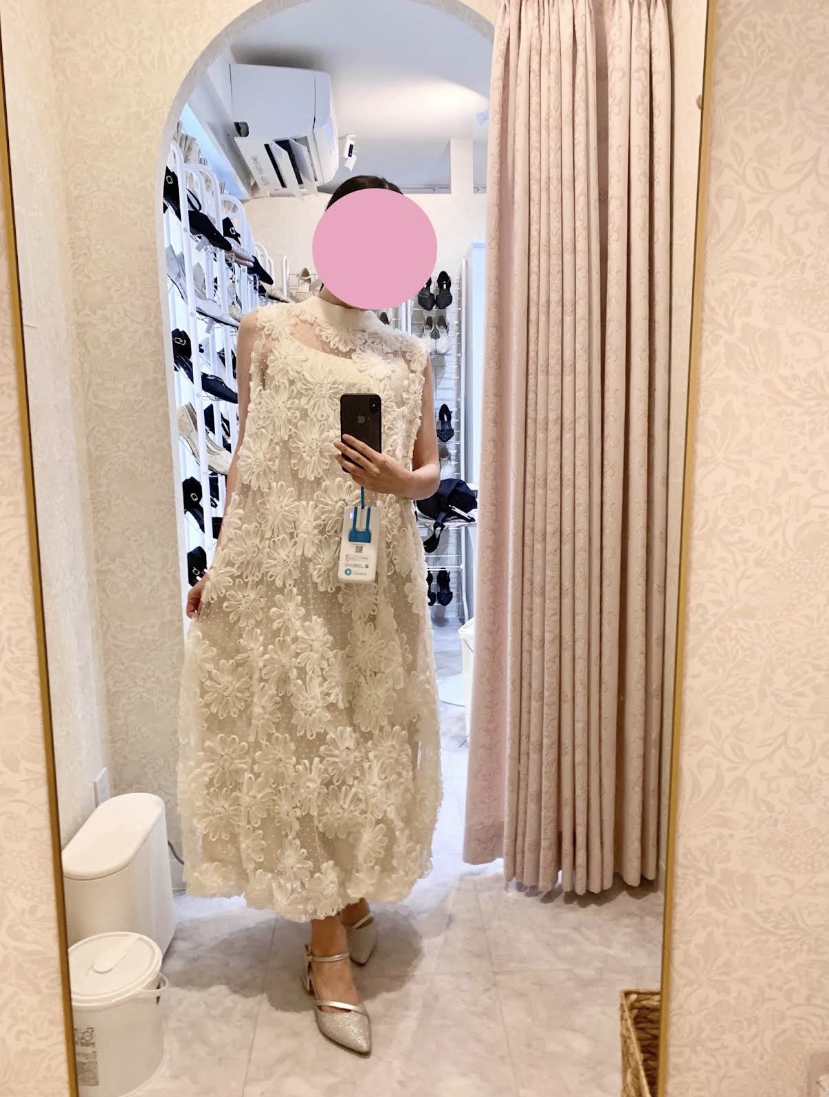 着用写真サンプル2：白いドレスを着用した鏡越しの全身写真