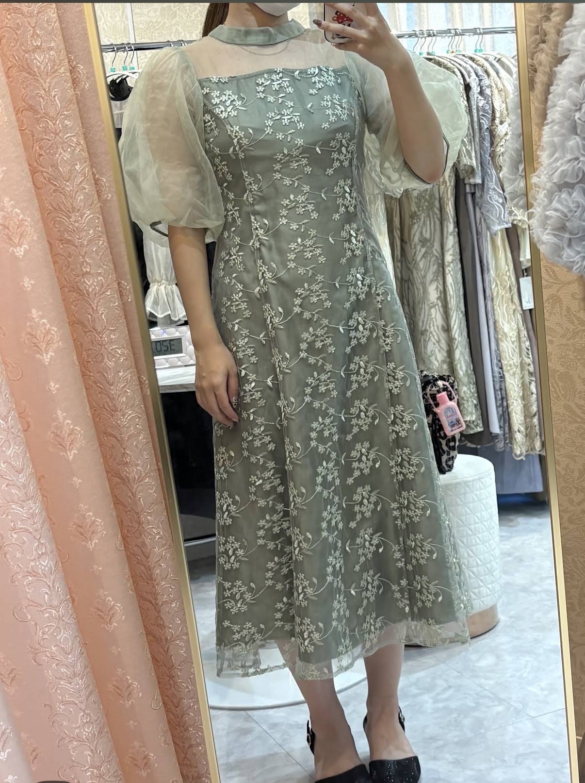着用写真サンプル3：グリーンのドレスを着用した鏡越しの全身写真